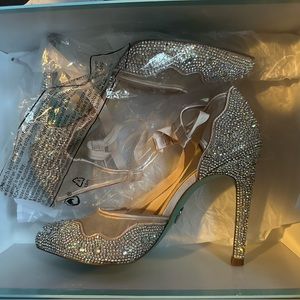 Blue by Betsy Johnson -SB-Iris size 6.5 Champagne